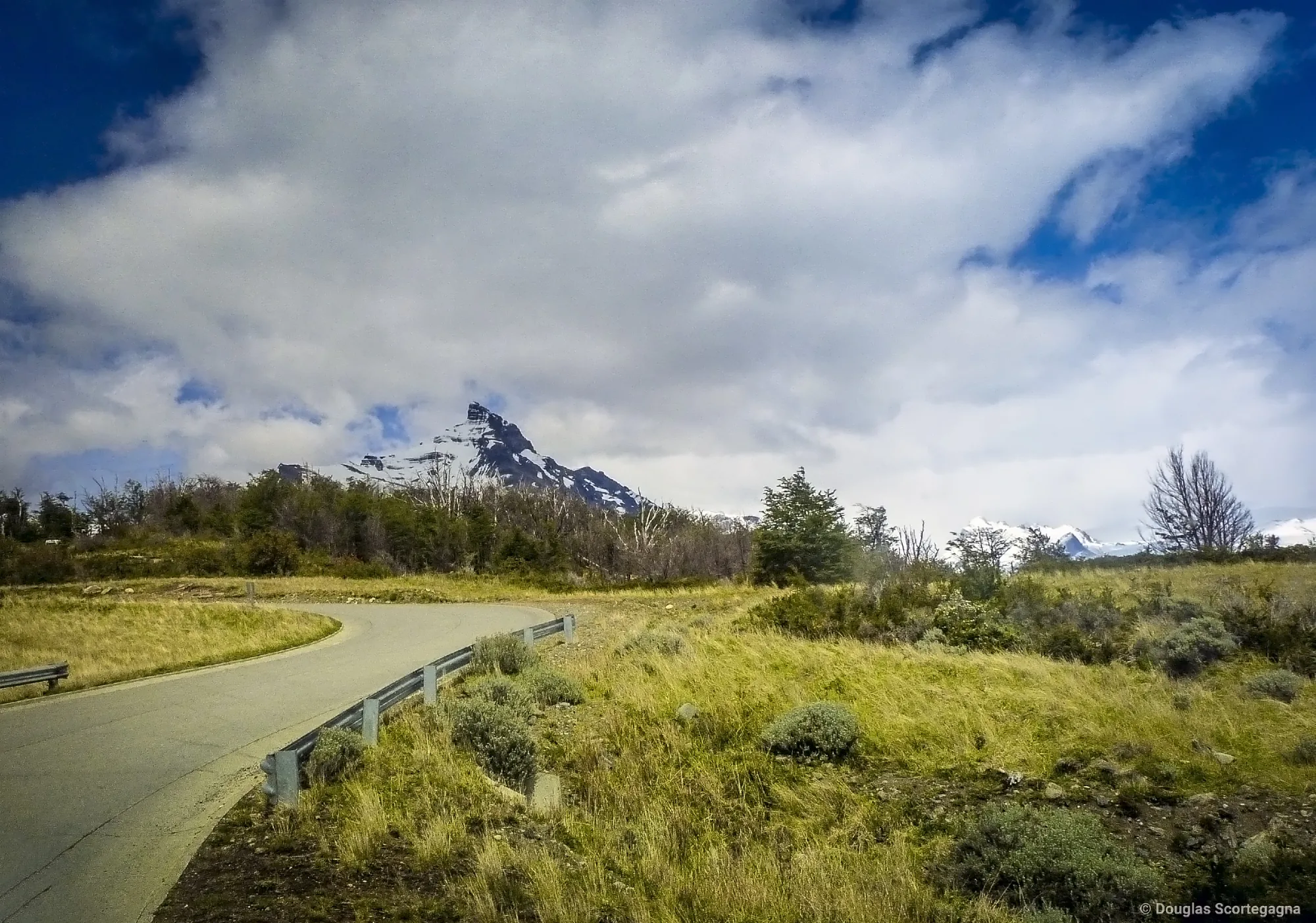 A road through the Patagonian landscape near El Calafate
